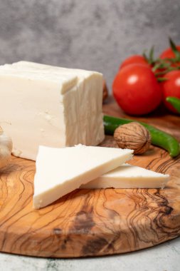 Tam yağlı inek peyniri. Kesme tahtasında taze inek peyniri