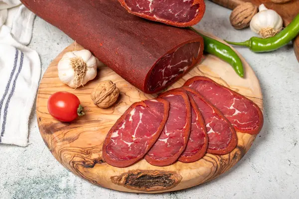 Türk pastırması. Geleneksel Türk mutfağı tatları. Kesme tahtasındaki pastırma dilimleri. Yerel isim sivas pastirma