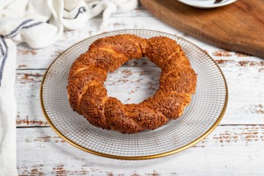 Tabakta susamlı simit. Fırın ürünü. yerel isim simit