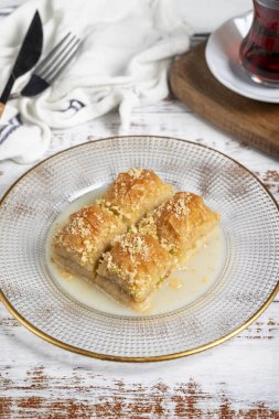 Sütlü Baklava. Beyaz arka planda fındıklı süt baklavası. Yerel adı Sutlu Nuriye Baklava. Kapat.