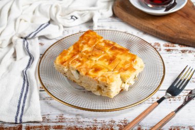 Peynirli borek. Fırın ürünleri. Beyaz arka planda peynirli pasta. yerel adı peynirli su borek