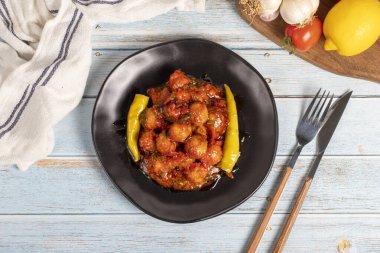 Halep köfteleri. Aperatif yemekler. Mavi ahşap arka planda domates ezmeli küçük köfteler. Üst görünüm