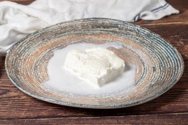 Bufalo kremi. Süt ürünleri. Tabakta taze bufalo kreması