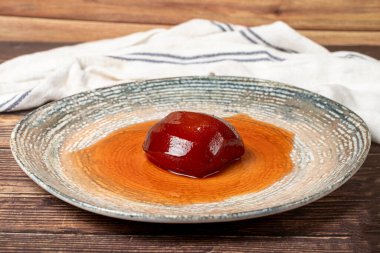 Pekmezli ayva tatlısı. Sütlü tatlı. Ayva tatlısı tabakta. Yerel adı ayva tatlisi