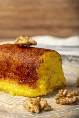 Kızarmış şerbet peynirli tatlı. Sütlü tatlı. Tabakta peynir tatlısı dilimleri. Yerel adı peynir tatlisi. Kapat.