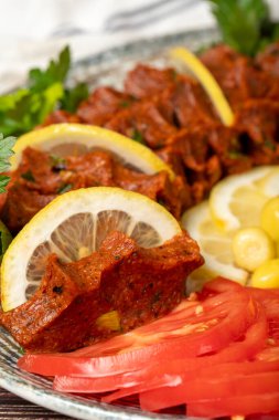 Sigara kofte. Geleneksel Orta Doğu mutfağı. Sigara kofte ya da çiğ Türk köftesi tabakta servis etmeye hazır.