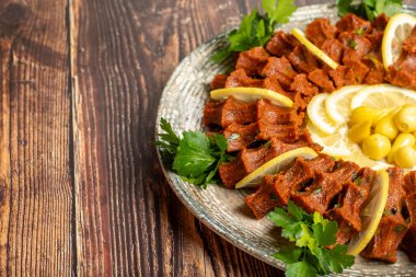 Sigara kofte. Geleneksel Orta Doğu mutfağı. Sigara kofte ya da çiğ Türk köftesi tabakta servis etmeye hazır.