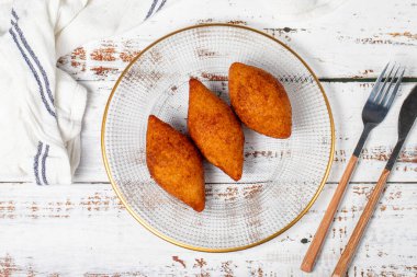 Doldurulmuş köfte ya da kibbe. Geleneksel Asya tatları. Kıyma dolu leziz köfteler. Beyaz ahşap arka planda Kibbeh. yerel adı icli kfte