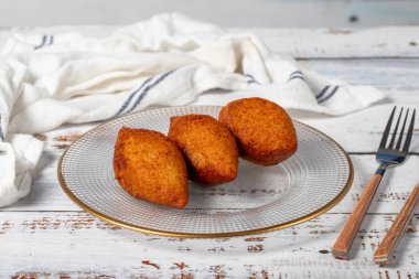 Doldurulmuş köfte ya da kibbe. Geleneksel Asya tatları. Kıyma dolu leziz köfteler. Beyaz ahşap arka planda Kibbeh. yerel adı icli kfte