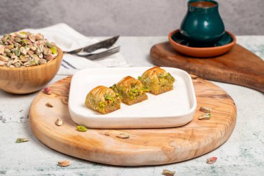 Cimcik baklava. Akdeniz mutfağı aromalı. Köy masasında Türk kahvesi, ramazan ya da tatil tatlıları konsepti olan yer fıstıklı baklava.