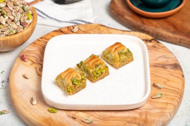Cimcik baklava. Akdeniz mutfağı aromalı. Köy masasında Türk kahvesi, ramazan ya da tatil tatlıları konsepti olan yer fıstıklı baklava.