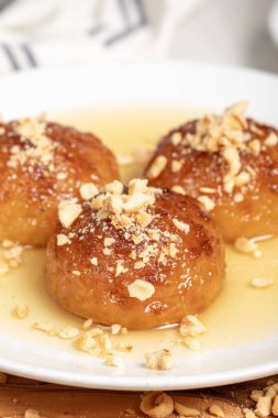 Sütlü Kemalpasa tatlısı. Türk ve Orta Doğu mutfağı tatlısı. Ramazan yemeği. Tahta servis tahtasındaki Kemalpasa tatlısı.