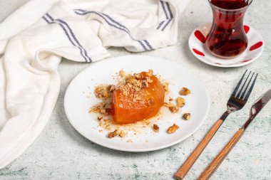 Balkabağı tatlısı. Türk ve Orta Doğu mutfağı tatlısı. Ramazan yemeği. Tahta servis tahtasındaki şerbetli balkabağı tatlısı.