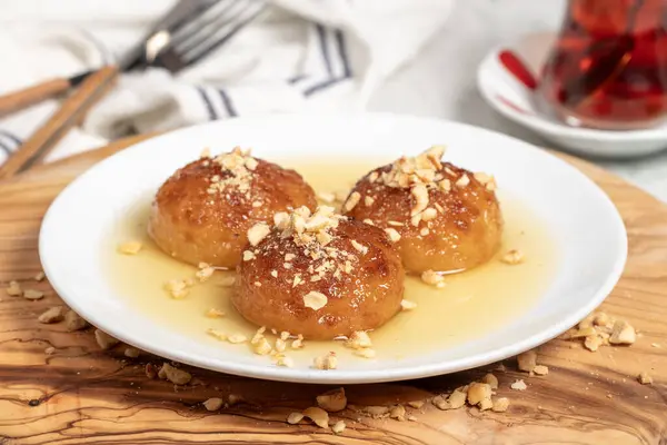 Sütlü Kemalpasa tatlısı. Türk ve Orta Doğu mutfağı tatlısı. Ramazan yemeği. Tahta servis tahtasındaki Kemalpasa tatlısı.