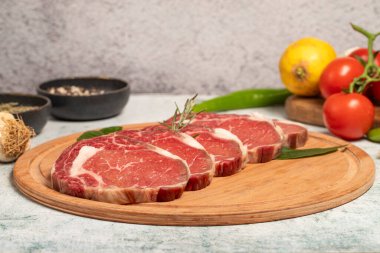 Beef entrecote veya ribeye. Kasap ürünleri. Taş zeminde çiğ sığır pirzolası
