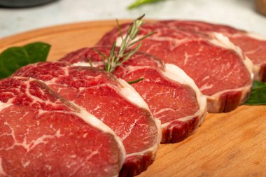 Beef entrecote veya ribeye. Kasap ürünleri. Taş zeminde çiğ sığır pirzolası