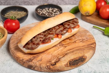 Servis panosundaki Türk köfteleri. Domatesli, biberli ve köfteli köfteli ekmek. Yerel adı ekmek aras kofte