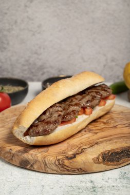 Servis panosundaki Türk köfteleri. Domatesli, biberli ve köfteli köfteli ekmek. Yerel adı ekmek aras kofte