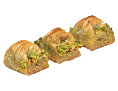 Cimcik baklava. Akdeniz mutfağı aromalı. Beyaz arka planda Pistachio baklava izole edilmiş. Ramazan ya da bayram tatlıları konsepti. Kapat.