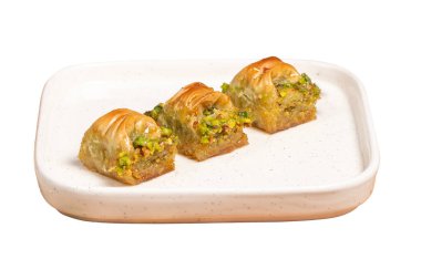 Cimcik baklava. Akdeniz mutfağı aromalı. Beyaz arka planda Pistachio baklava izole edilmiş. ramazan ya da tatil tatlıları konsepti