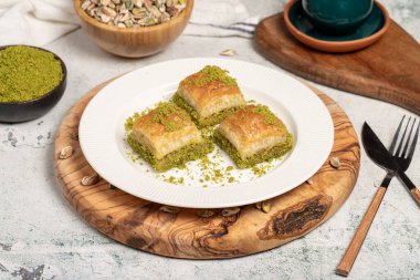 Ahşap arka planda fıstıklı baklava. Türk mutfağı lezzetleri. Ramazan tatlısı. yerel adı kuru baklava
