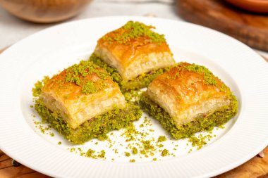 Ahşap arka planda fıstıklı baklava. Türk mutfağı lezzetleri. Ramazan tatlısı. yerel adı kuru baklava