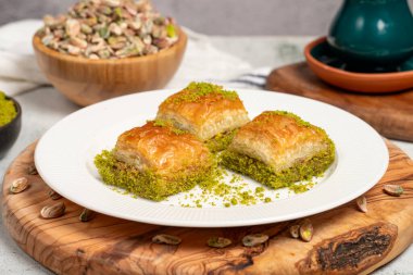 Ahşap arka planda fıstıklı baklava. Türk mutfağı lezzetleri. Ramazan tatlısı. yerel adı kuru baklava