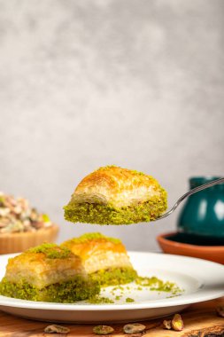 Ahşap arka planda fıstıklı baklava. Türk mutfağı lezzetleri. Ramazan tatlısı. yerel adı kuru baklava