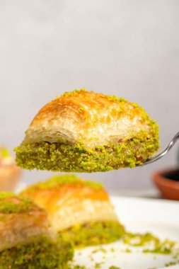 Ahşap arka planda fıstıklı baklava. Türk mutfağı lezzetleri. Ramazan tatlısı. yerel adı kuru baklava