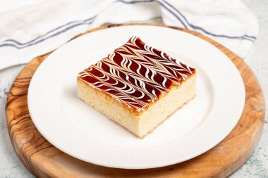 Üçlü tatlı. Tahtada süt ve kremalı kek dilimi