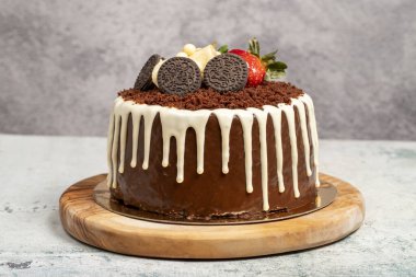 Çikolatalı ve çilekli pasta. Çikolata ve meyve doğum günü pastası tahtada