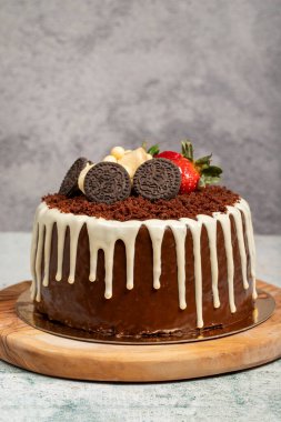 Çikolatalı ve çilekli pasta. Çikolata ve meyve doğum günü pastası tahtada