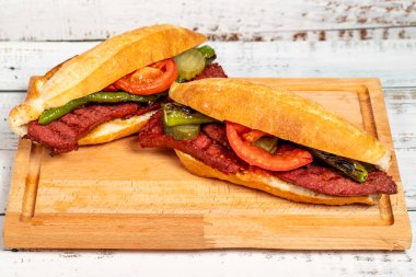 Ahşap arka planda ekmekli sosis. Yerel adı ekmek arasi sucuk. Kapat.