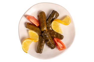 Zeytin yağıyla doldurulmuş üzüm yaprakları. Aperatif yemekler. Doldurulmuş yaprak ve beyaz arka planda izole edilmiş et. Yerel adı Yaprak Sarma. Üst görünüm