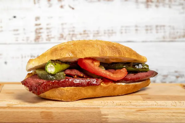 Ahşap arka planda ekmekli sosis. Yerel adı ekmek arasi sucuk. Kapat.