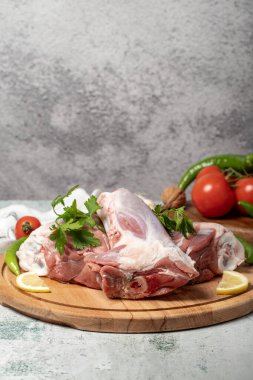 Dana inciği. Ahşap servis tahtasına çiğ et saplanmış.