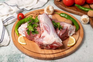 Dana inciği. Ahşap servis tahtasına çiğ et saplanmış.