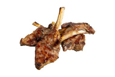 Beyaz arka planda taze ızgara kuzu pirzolası. Ahşap arka planda pişmiş kuzu pirzolası dilimleri. yüksek kaliteli fotoğraf