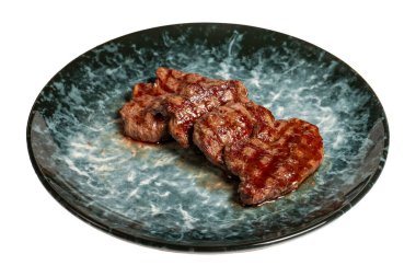 Beyaz arka planda izole edilmiş taze ızgara sığır filetosu dilimleri. Pişmiş fileto dilimleri. yüksek kaliteli fotoğraf