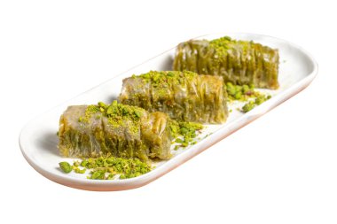 Beyaz arka planda Pistachio baklava izole edilmiş. Şerbet tatlısı. Fıstıklı ve şuruplu Baklava.