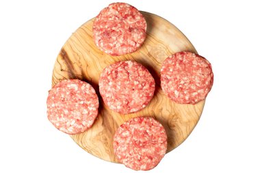Çiğ hamburger köftesi. Kasap ürünleri. Beyaz arka planda izole edilmiş taze hamburger köftesi eti. Üst görünüm