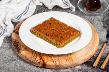 Şerbetli Kadayif tatlısı. Geleneksel Türk mutfağı tatlısı. Ahşap servis tahtasında fıstıklı Kadayif.