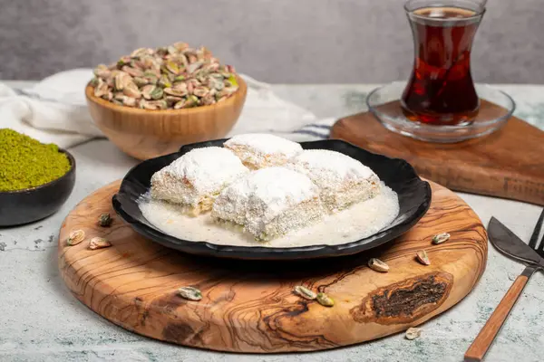 Beyaz çikolata ve sütlü Baklava. Tahta servis tahtasına çikolata konmuş soğuk baklava. Türk mutfağının ünlü yemekleri