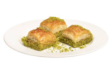 Beyaz arka planda fıstıklı baklava. Türk mutfağı lezzetleri. Ramazan tatlısı. yerel adı kuru baklava
