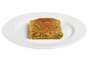 Wicker kadayif. Geleneksel Türk mutfağı tatlısı. Beyaz arkaplanda fıstıklı Wicker Kadayif.