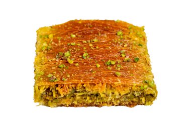 Wicker kadayif. Geleneksel Türk mutfağı tatlısı. Beyaz arkaplanda fıstıklı Wicker Kadayif.