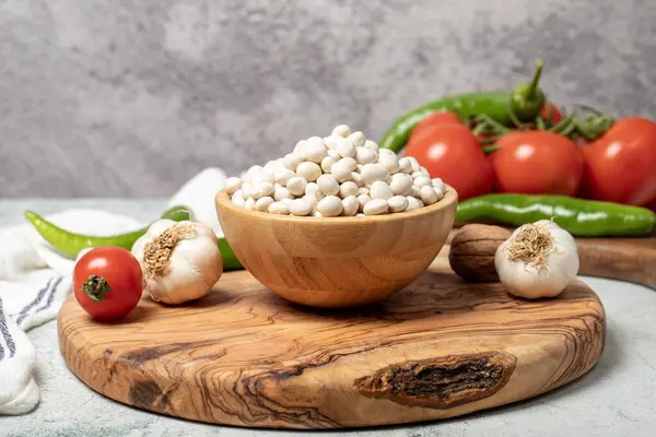 把干豆子放在碗里 豆干是有营养的食物 健康和天然的素食 当地的名字是Pir Fasulyesi 靠近点 免版税图库照片