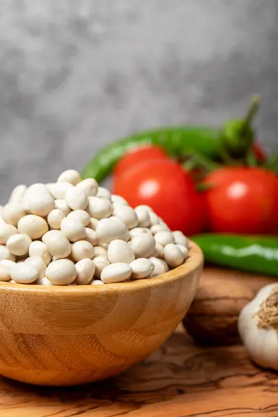 把干豆子放在碗里 豆干是有营养的食物 健康和天然的素食 当地的名字是Pir Fasulyesi 靠近点 图库图片