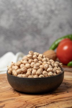 Bir kasede çiğ nohut. Nohut besleyici bir yemektir. Sağlıklı ve doğal vejetaryen yemekleri.