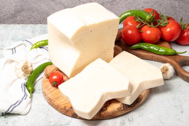 Olgunlaşmış peynir. Tahta servis tahtasındaki peynir. yerel adı mihalic peyniri